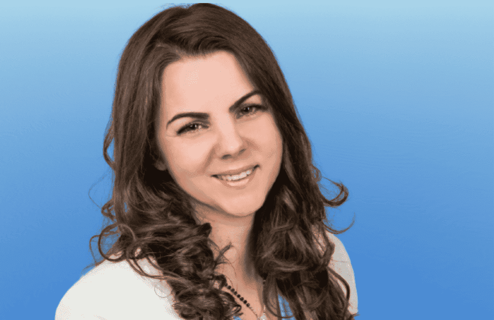 Anja Assmann hellblauer Hintergund